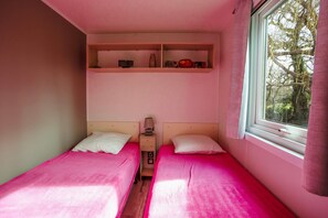 3 bedrooms, iron/ironing board, free WiFi, bed sheets - Mobile Home 'Au Petit Bonheur' with Shared Pool, Private Terrace and Private Garden (Carnac)