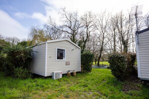Exterior - Mobile Home 'Au Petit Bonheur' with Shared Pool, Private Terrace and Private Garden (Carnac)