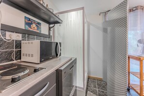 Kjøleskap, mikrobølgeovn, kokeplater og oppvaskmaskin