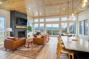 Smart TV, fireplace, table football, books - Modern|Dog Friendly|Mountain View|Hot Tub|King Beds (Sevierville)