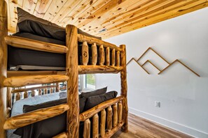 3 bedrooms, iron/ironing board, travel crib, WiFi (free)