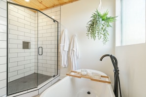 Shower, hair dryer, towels - Dog|EV|Hot Tub|Pool Table|BBQ|Fire Pit|King Bed (Sevierville)