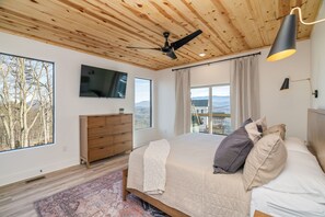 3 bedrooms, iron/ironing board, travel crib, free WiFi