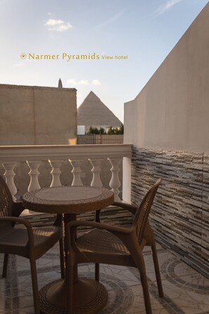 Outdoor dining - Luxury room few steps away from The Great Pyramids (Giza Governorate)