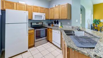 KĂŒhlschrank, Mikrowelle, Ofen, Herdplatte