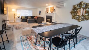 TV, fireplace - 6BR-Spacious-Bright-Modern (Eugene)