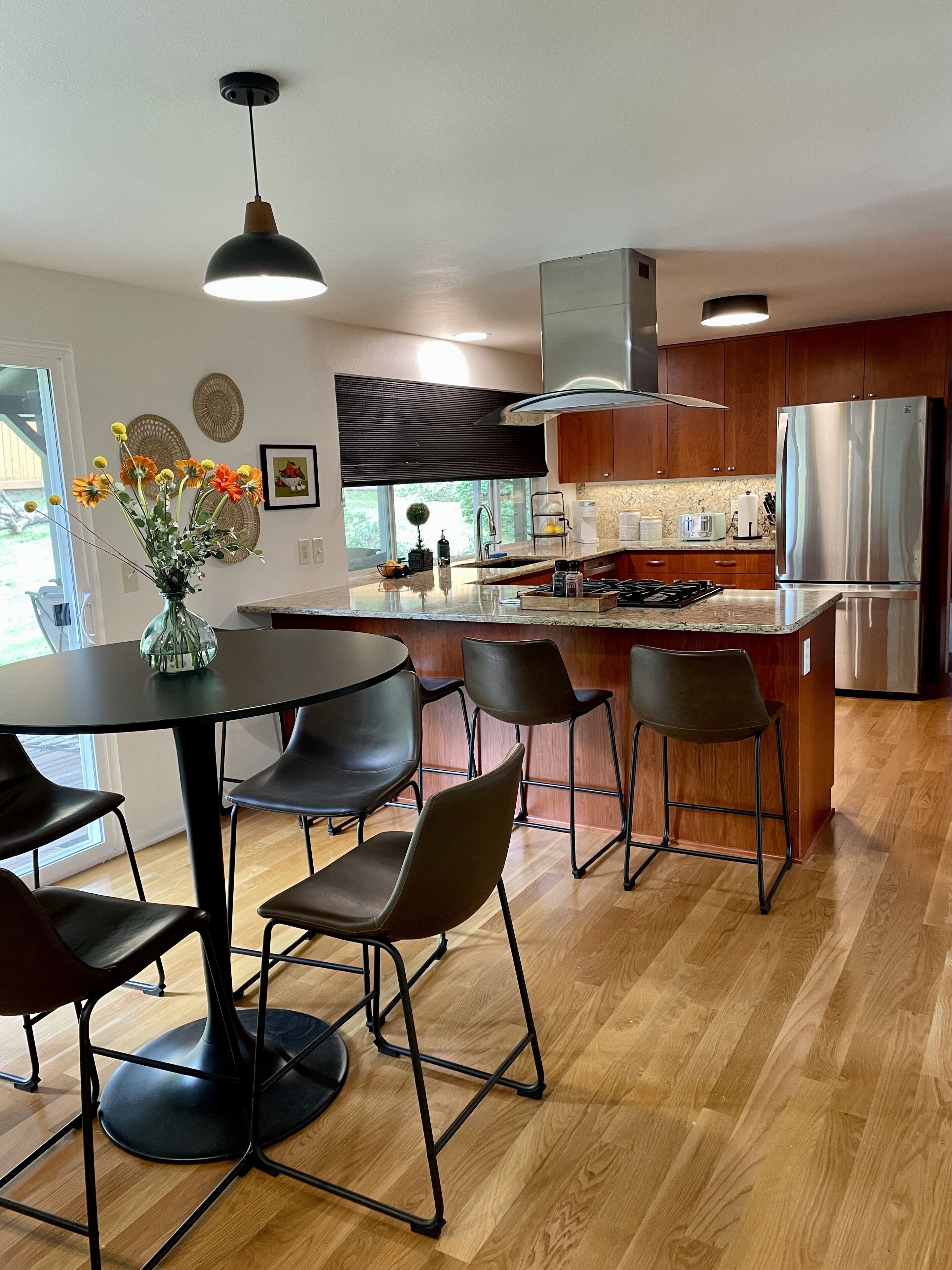 Oven, dishwasher, cookware/dishes/utensils