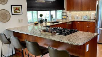 Oven, dishwasher, cookware/dishes/utensils