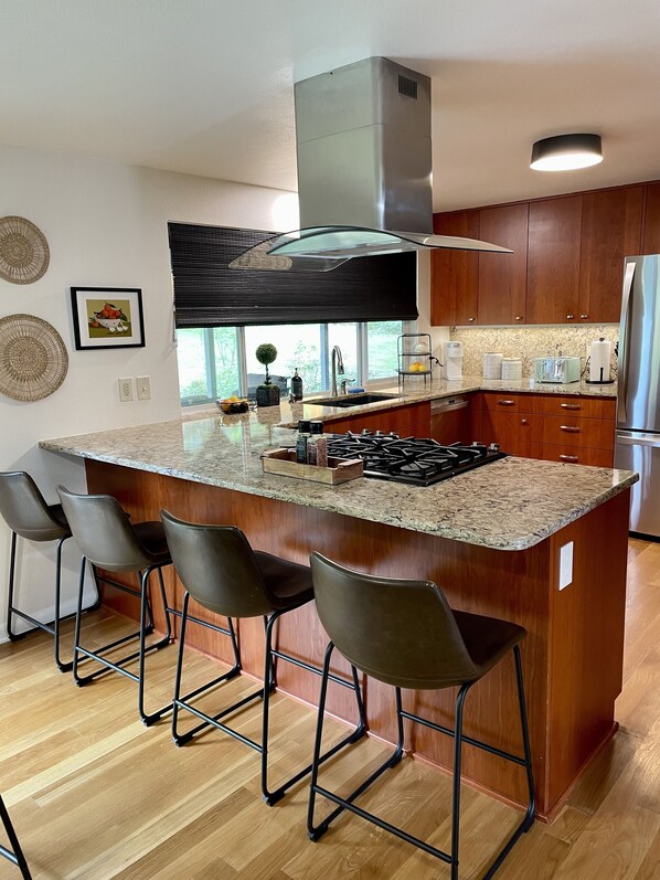 Oven, dishwasher, cookware/dishes/utensils