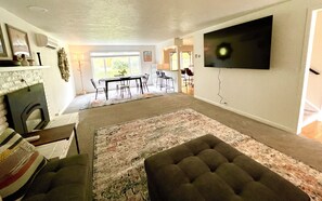 TV, fireplace - 6BR-Spacious-Bright-Modern (Eugene)