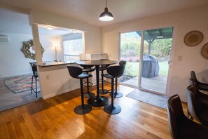 Dining - 6BR-Spacious-Bright-Modern (Eugene)