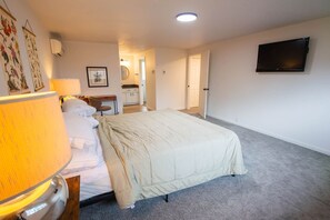 6 bedrooms, iron/ironing board, WiFi, bed sheets - 6BR-Spacious-Bright-Modern (Eugene)