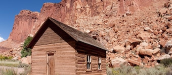 Rabbitbrush: Close to Hiking Trails w/ Monument Views