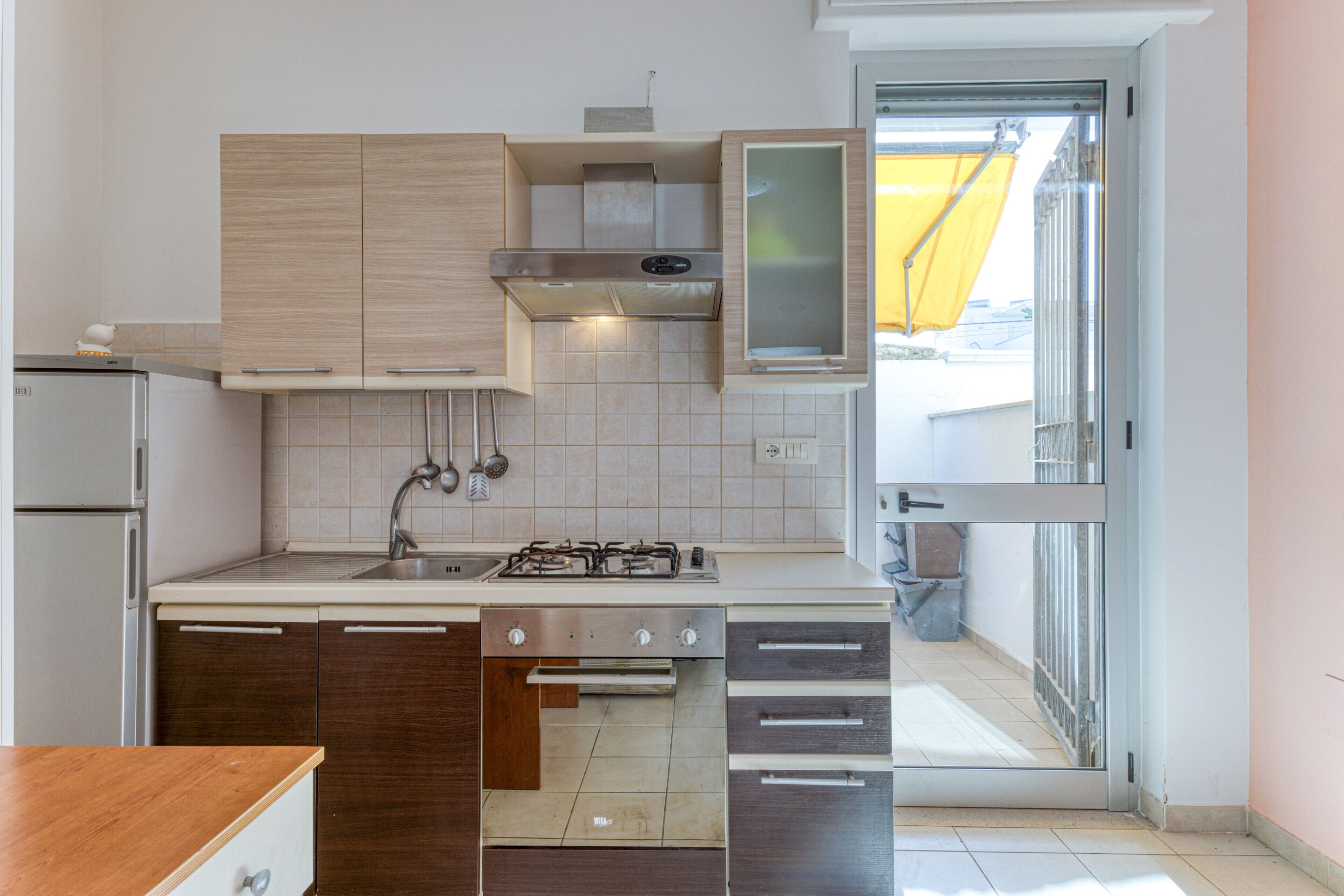 Refrigerador, horno, placa de cocina, utensilios de cocina