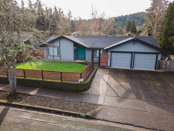 Exterior - 4BR-Fun-Festive-House (Eugene)