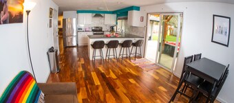 4BR-Fun-Festive-House