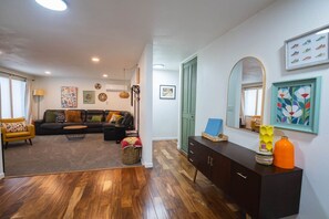 TV - 4BR-Fun-Festive-House (Eugene)