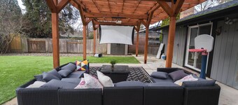4BR-Fun-Festive-House