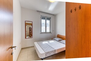 3 dormitorios y tabla de planchar con plancha