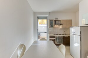 Frigorífico, horno, placa de cocina y utensilios de cocina