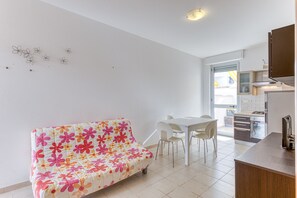 Interior - Apartment 'Casa Raffaele' with Private Terrace and Air Conditioning (torre san giovanni)