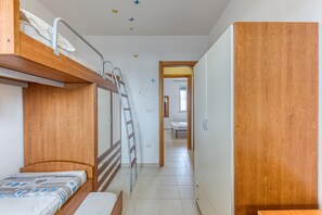 3 Schlafzimmer, Bügeleisen/Bügelbrett