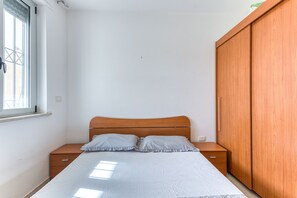 3 bedrooms, iron/ironing board - Apartment 'Casa Raffaele' with Private Terrace and Air Conditioning (torre san giovanni)