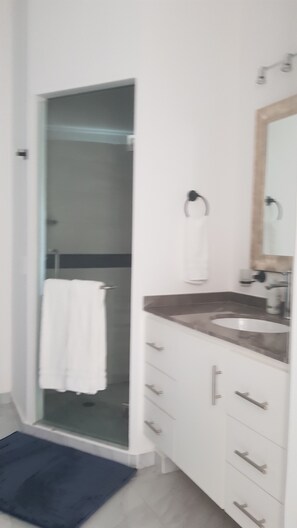 Dusche, Haartrockner, Handtücher, Seife