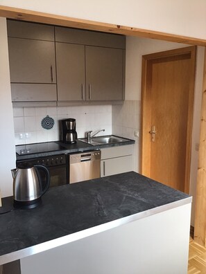 Fridge, oven, stovetop, dishwasher - Übernachten auf dem Battmer Hof (Bad Salzdetfurth)