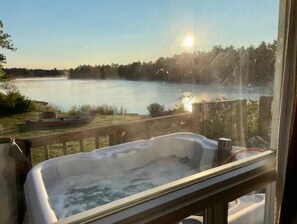 Indoor spa tub - The Cedar: Awesome view + Bunkie! (Alban)