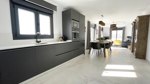 Fridge, microwave, oven, stovetop - Comino Penthouse - Lovely penthouse with two terraces and amazing views (Cómpeta)