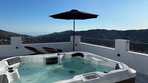 Outdoor spa tub - Comino Penthouse - Lovely penthouse with two terraces and amazing views (Cómpeta)