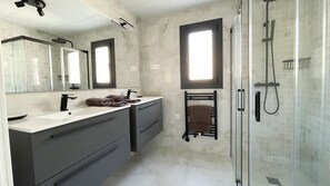 Ducha, bañera de hidromasaje, secador de pelo y toallas