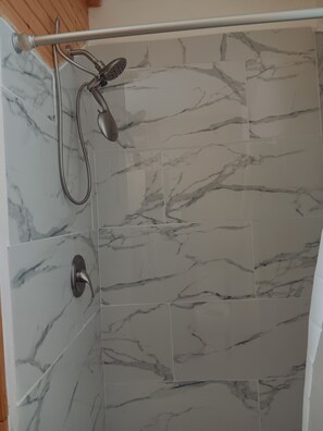 Douche, serviettes fournies, savon, papier toilette