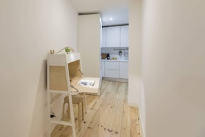 Kylskåp, mikrovågsugn, kaffe- och tebryggare och grytor/köksredskap