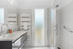 シャワー、ヘアドライヤー、タオル