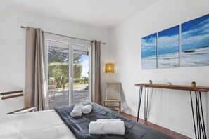 4 室のベッドルーム、アイロン / アイロン台��、WiFi (無料)、ベッドシーツ