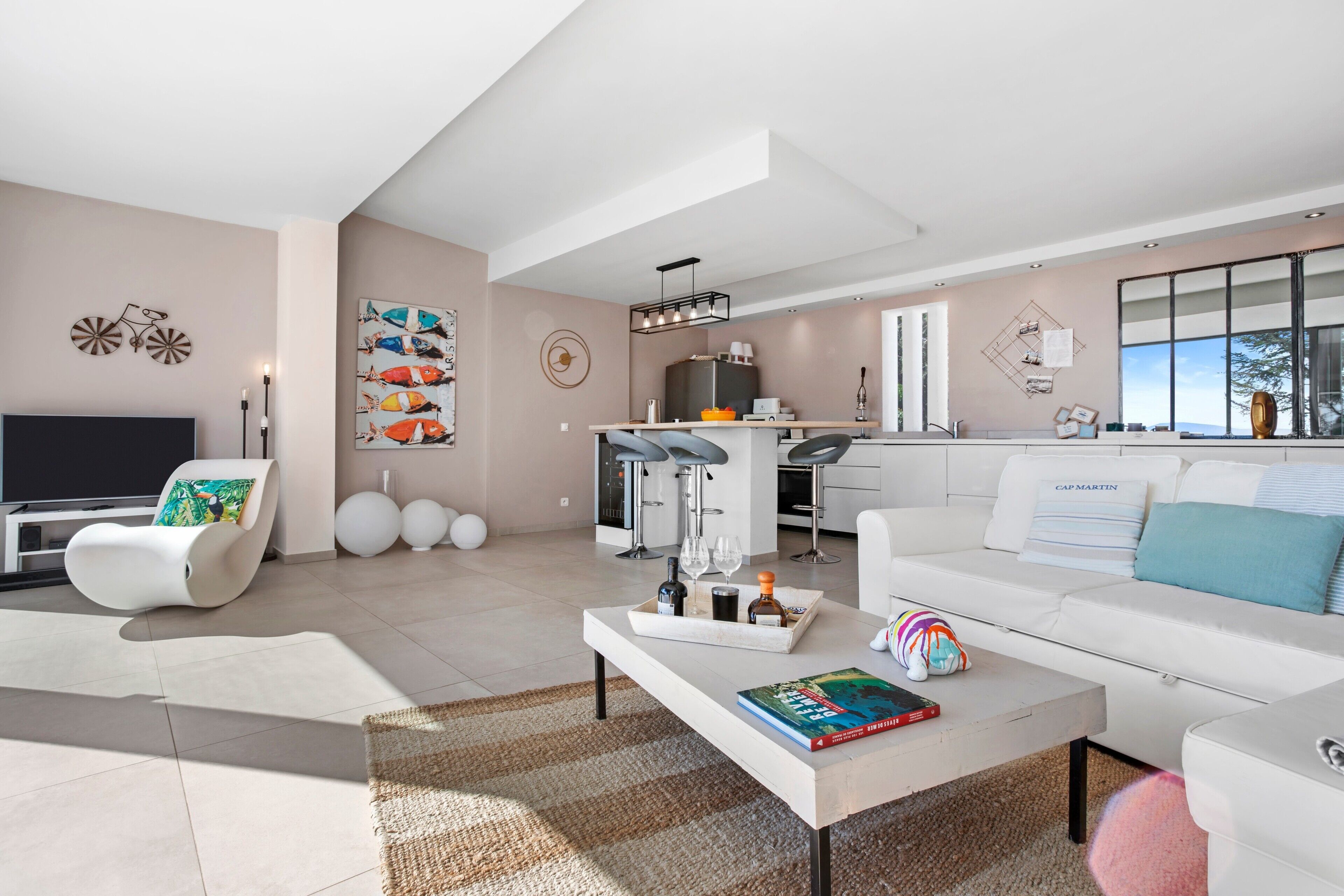 Fernseher, Kamin, Tischtennisplatte