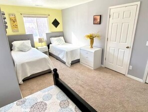 6 habitaciones, escritorio y ropa de cama 