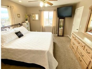 6 bedrooms, desk, bed sheets