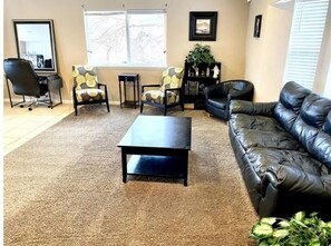 Een smart-tv, tafelvoetbal en boeken