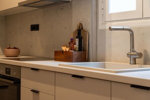Jääkaappi, liesi, astianpesukone, kahvin-/teenkeitin