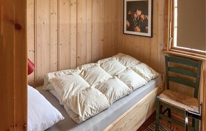 3 bedrooms, travel cot