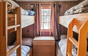 3 bedrooms, travel crib