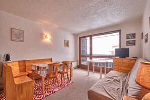 Télévision, lecteur de DVD, chaîne hi-fi