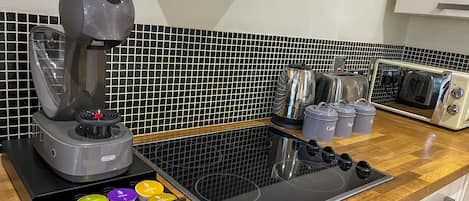 Fridge, oven, stovetop, dishwasher