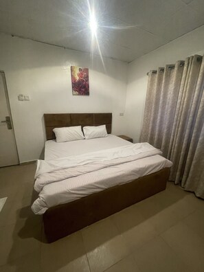 1 多间卧室、客房内保险箱、免费 WiFi、床单