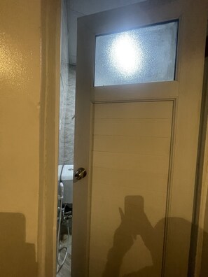 Toallas, jabón, papel de baño 