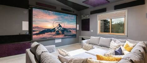 Smart TV, chimenea, libros y estéreo