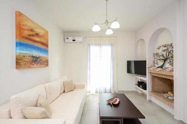 Smart-TV, bøker og stereoanlegg